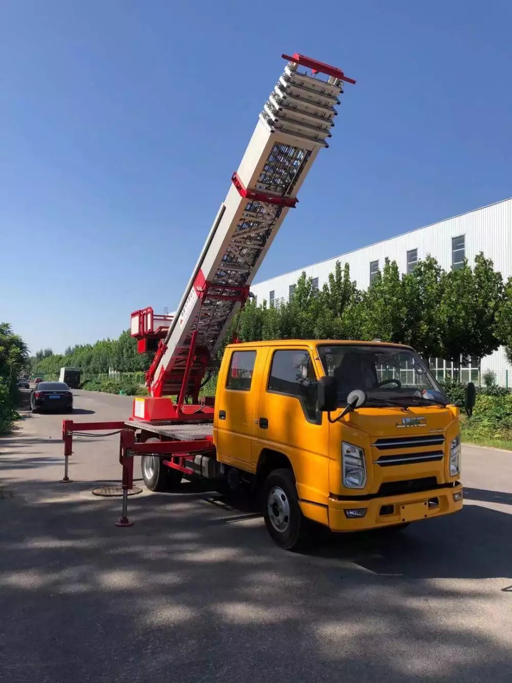 佛冈附近的云梯车出租服务：轻松解决高空作业需求